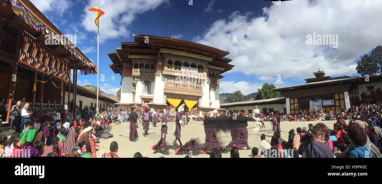 Il Bhutan danzatori al nero annuale colli Festival gru nel cortile di Gangtey Gonpa nella valle di Phobjikha. Foto Tony Gale Foto Stock