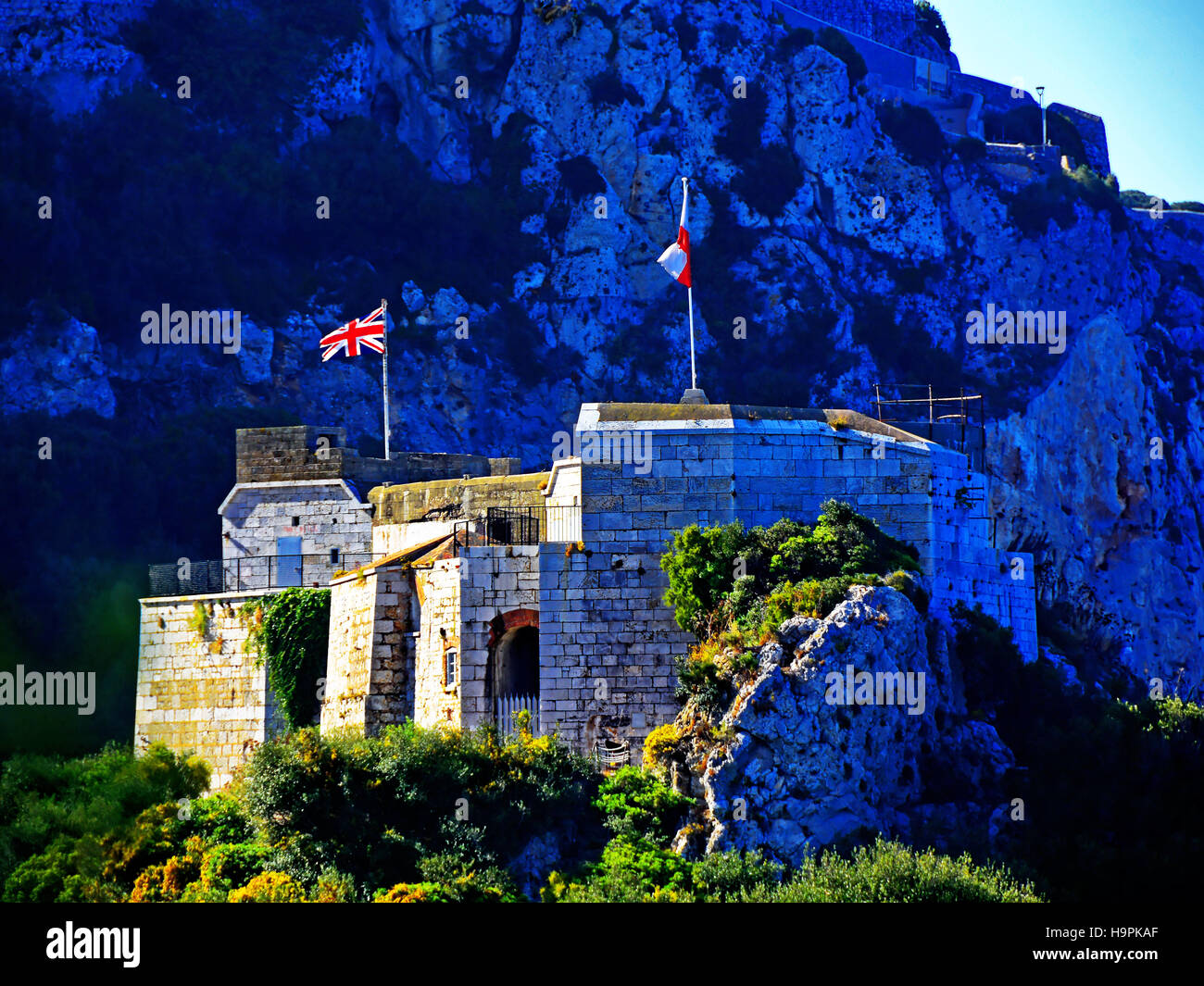Il vecchio forte a Gibilterra con unione e St Georges Bandiera Foto Stock