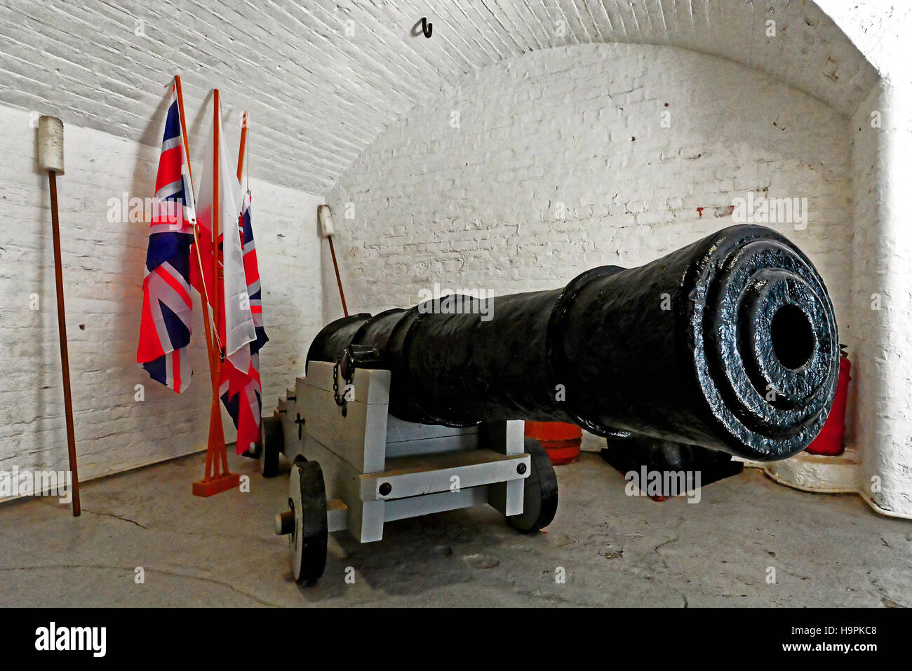 Museo di Gibilterra difesa le palle di cannone gunpowderkegs e unione ramrods bandiera Foto Stock