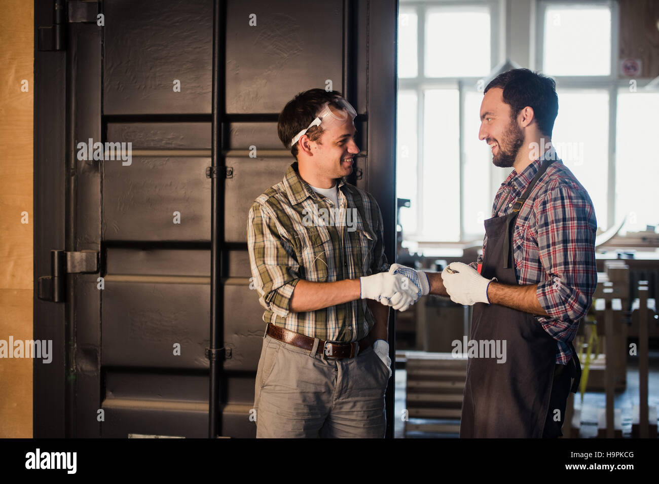 Architetti maschio stringe la mano al sito in costruzione Foto Stock