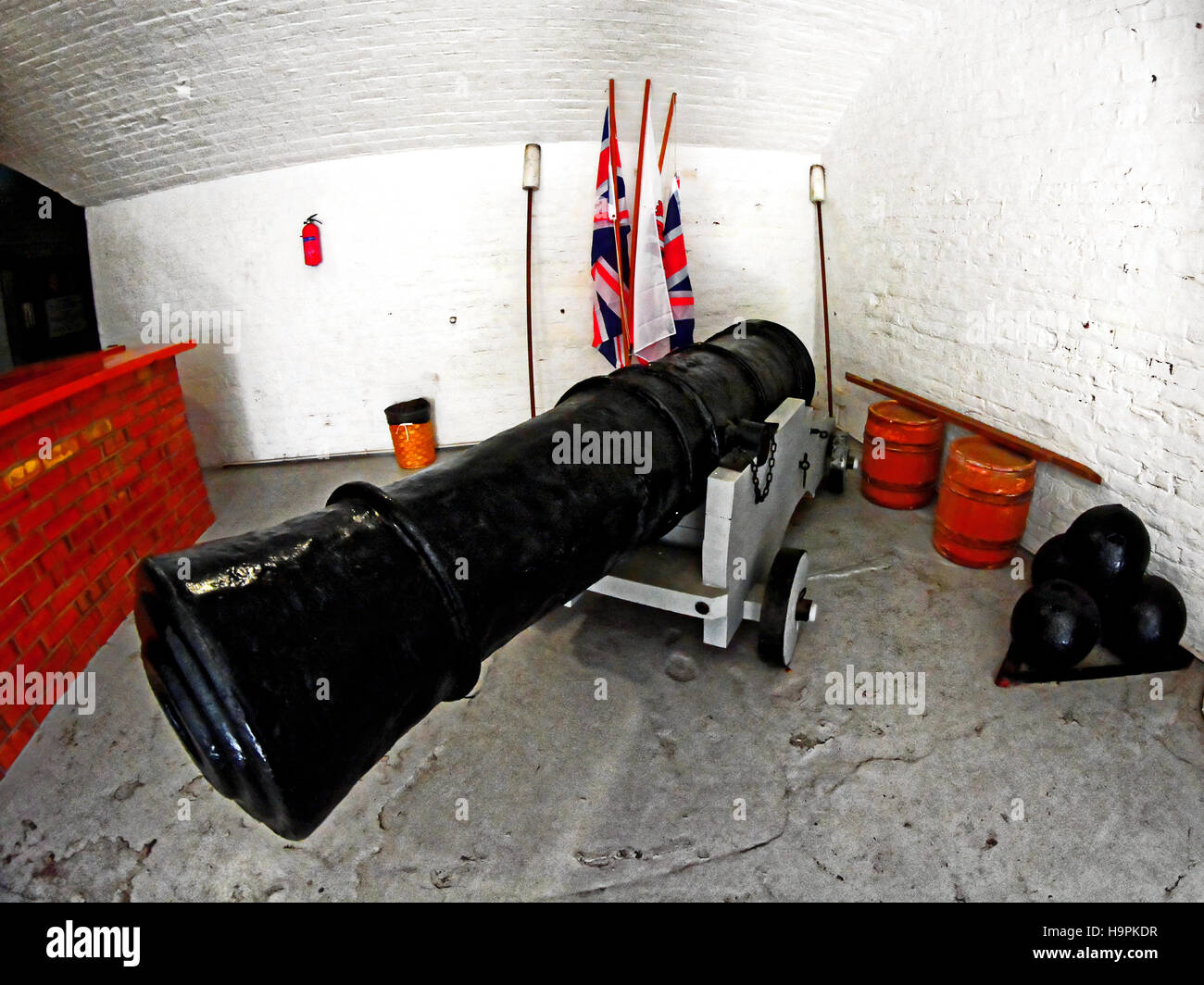 Museo di Gibilterra difesa palle di cannone barilotti di polvere da sparo e unione ramrods bandiera Foto Stock