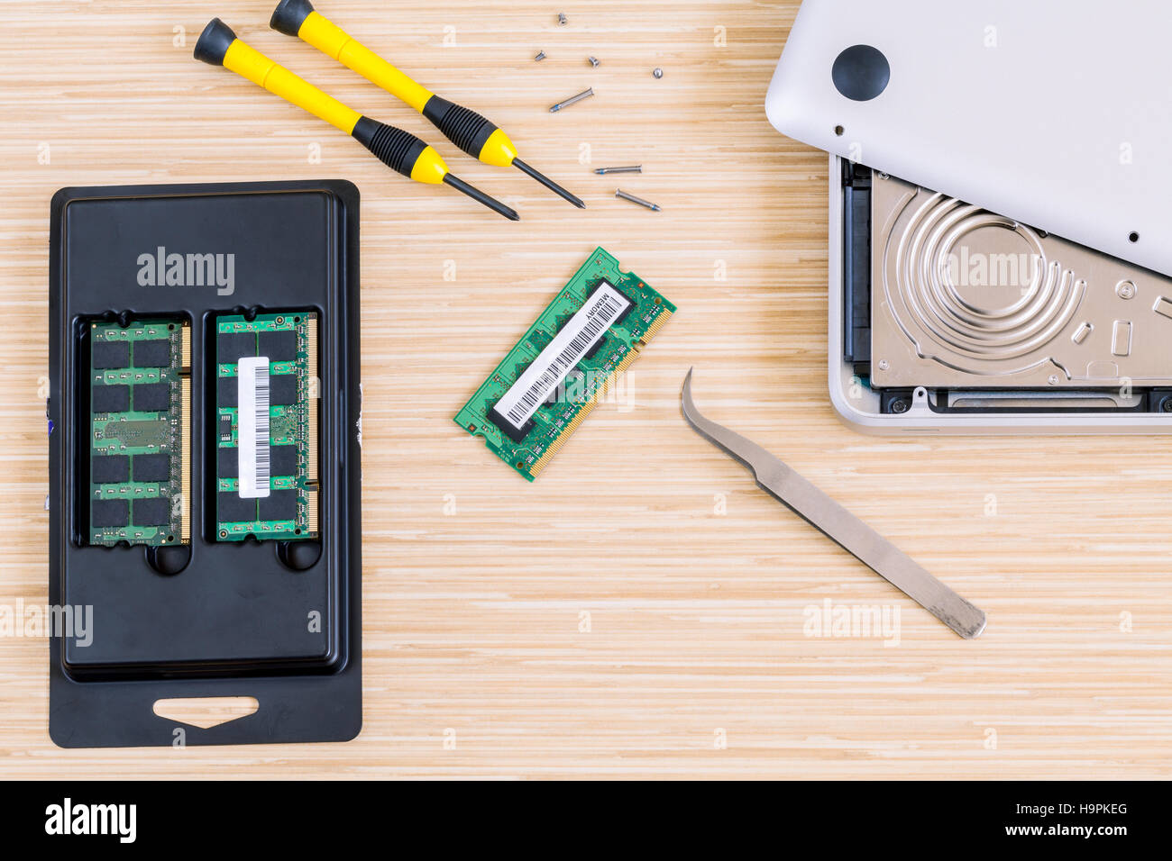 Supporto tecnico di parte di aggiornamento e fissaggio di laptop. Foto Stock