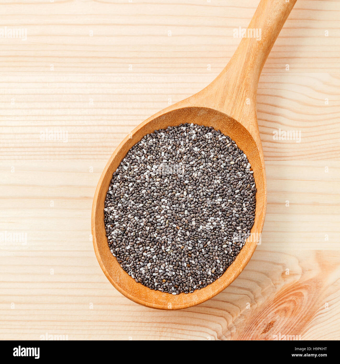 Nutrienti semi di chia in cucchiaio di legno per la dieta degli ingredienti alimentari Foto Stock