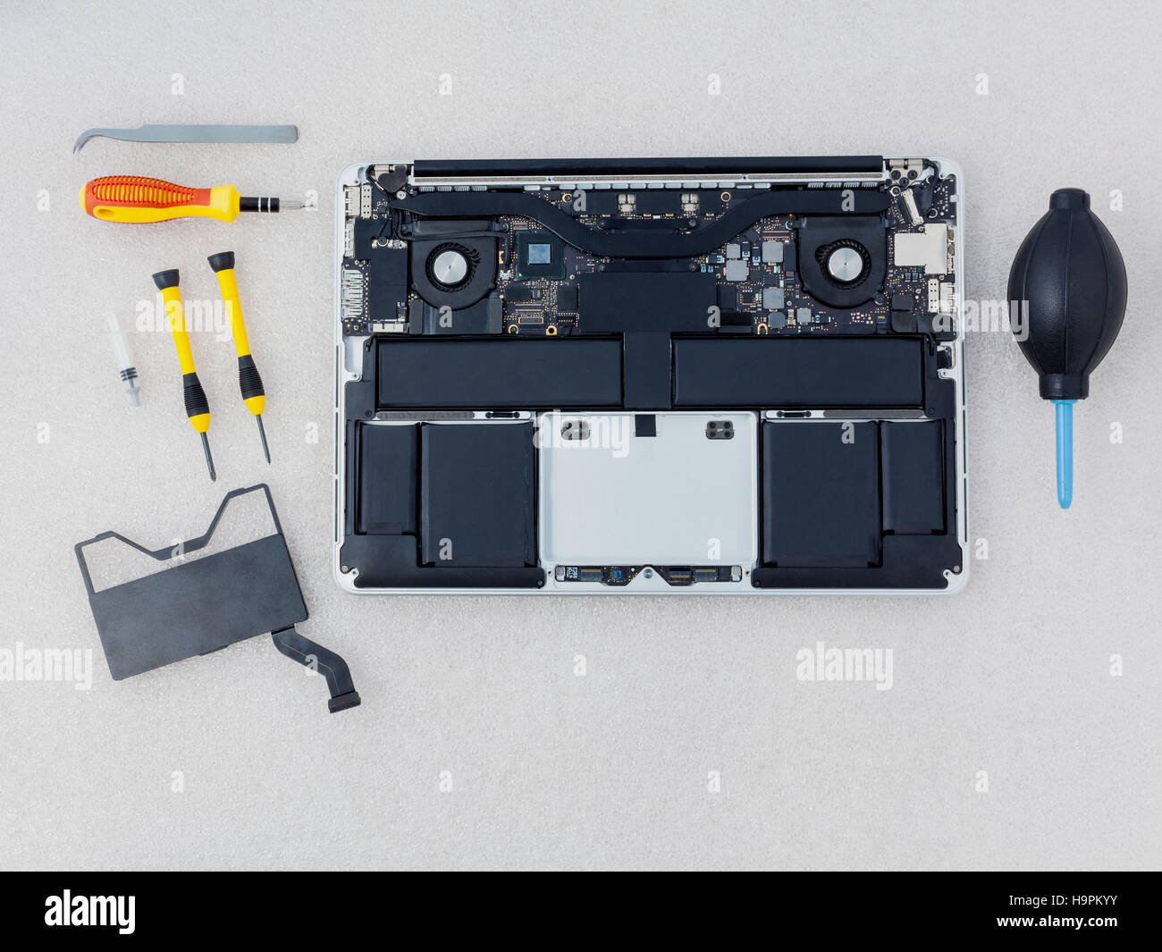 Supporto tecnico di parte di aggiornamento e fissaggio di laptop. Foto Stock