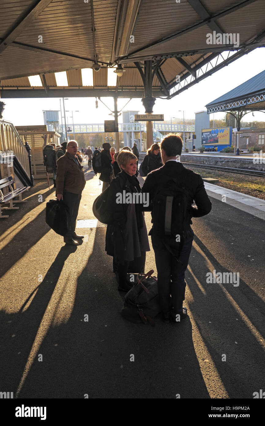 I passeggeri che gettano ombre su una piattaforma ferroviaria, Perth,Scozia,UK Foto Stock