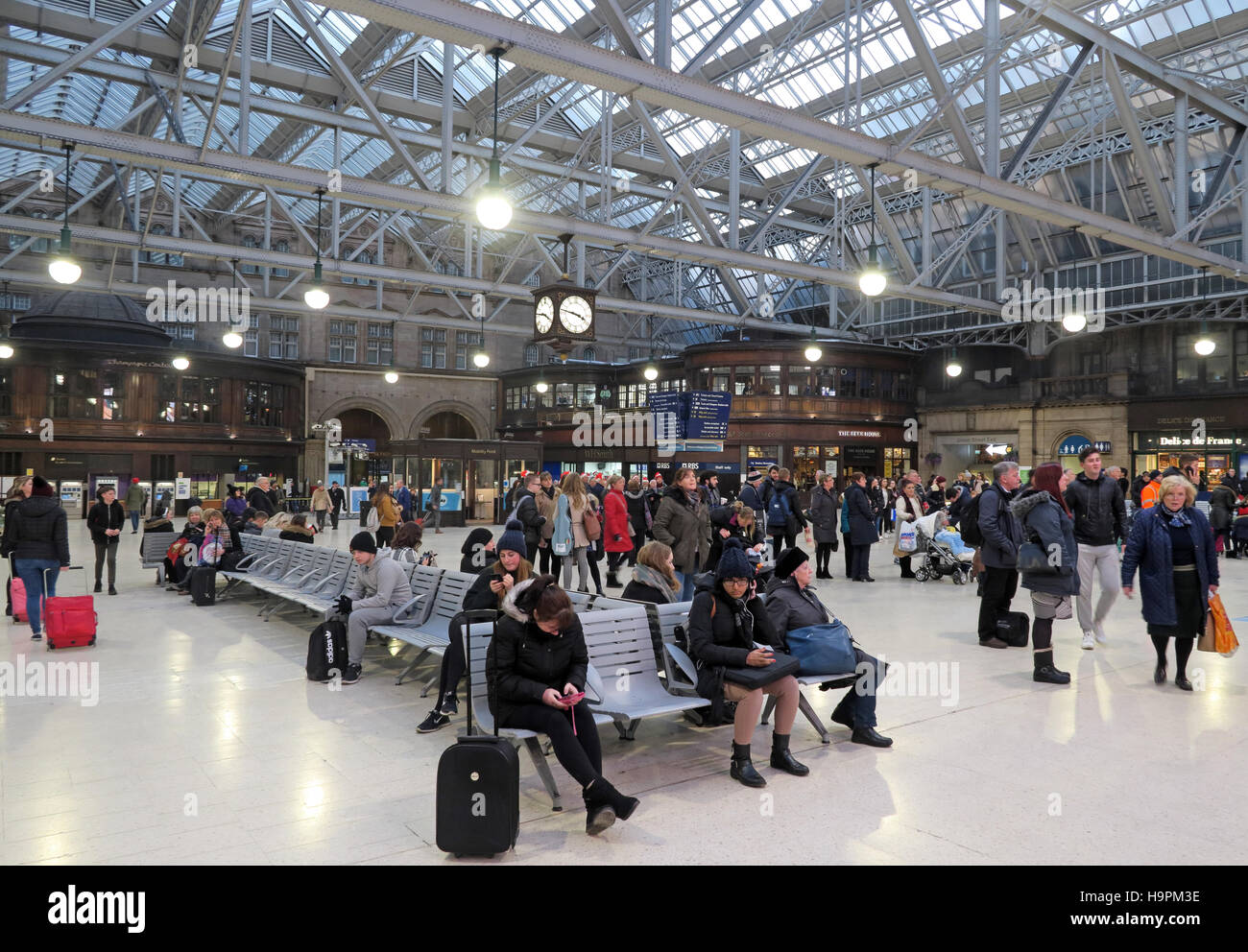 La Stazione Centrale di Glasgow - i passeggeri in attesa sul piazzale Foto Stock