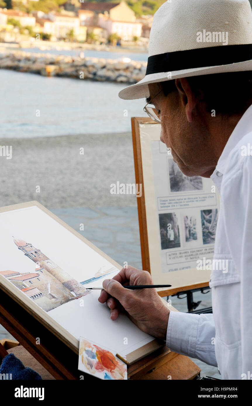 Un artista tocca fino a un dipinto sul mare città di Collioure, Pirenei orientali, Cote Vermeille, Collioure Beach, Francia Foto Stock