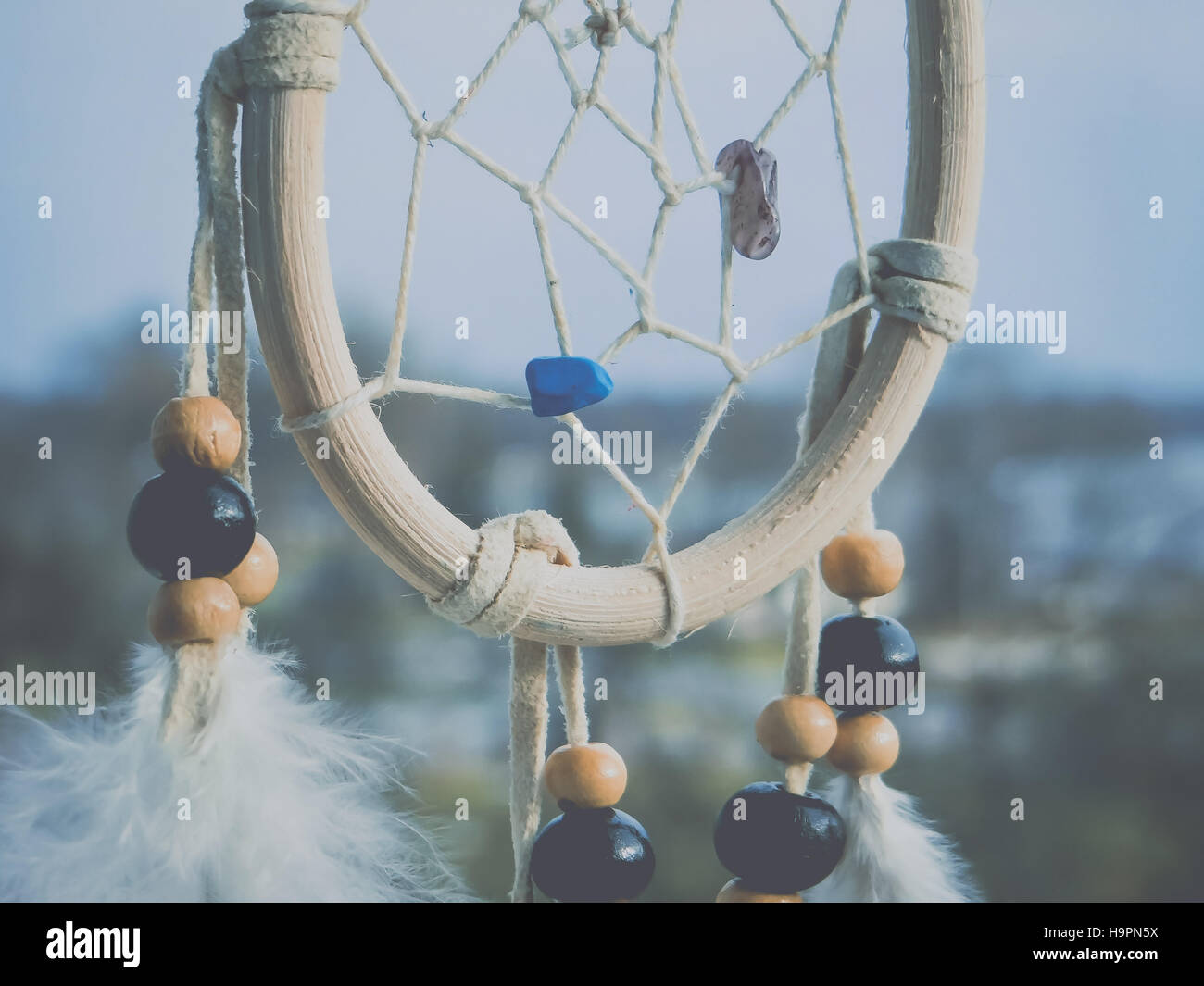Dreamcatcher in legno con piume e perle Foto Stock