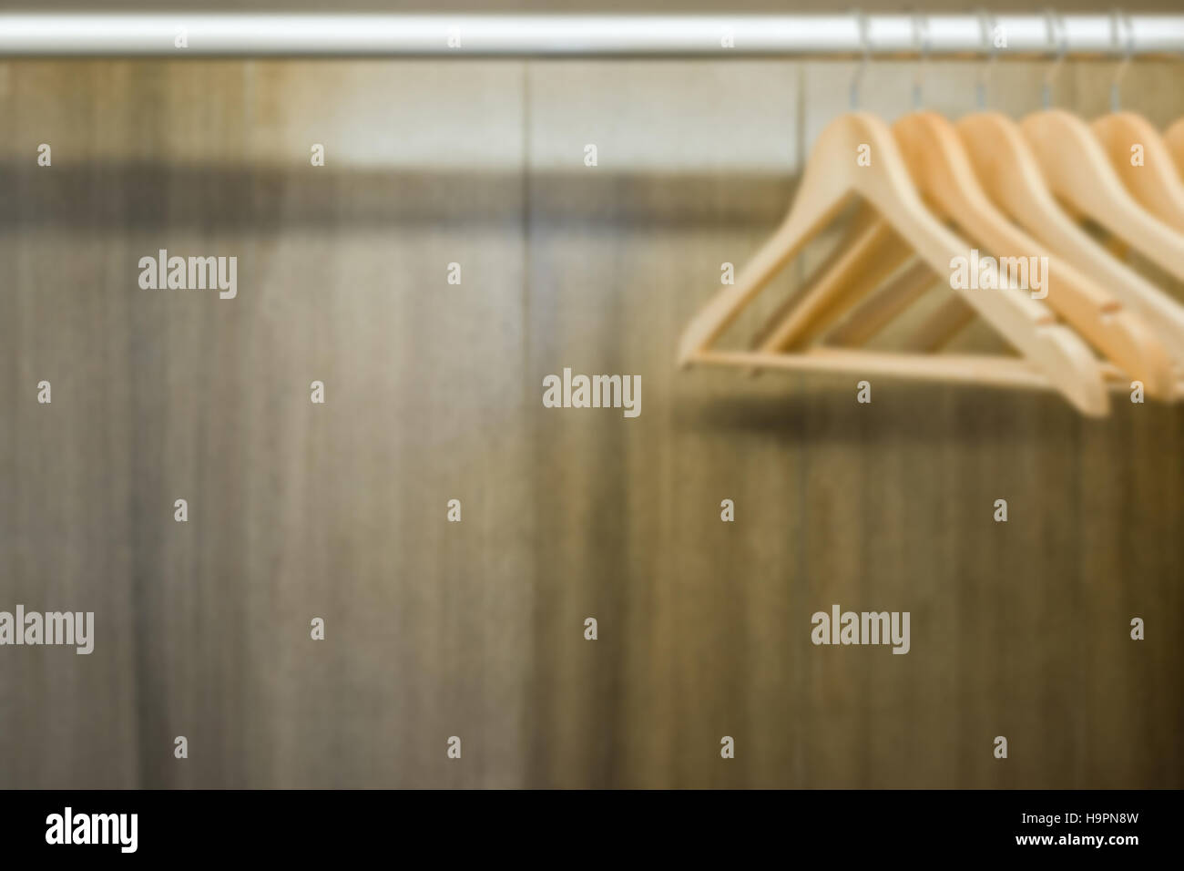 Sfocata appendiabiti in guardaroba. Copia dello spazio. Foto Stock
