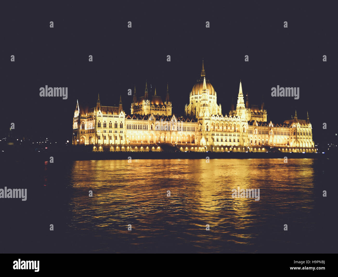 Budapest Cityscape di notte con il Parlamento ungherese Foto Stock