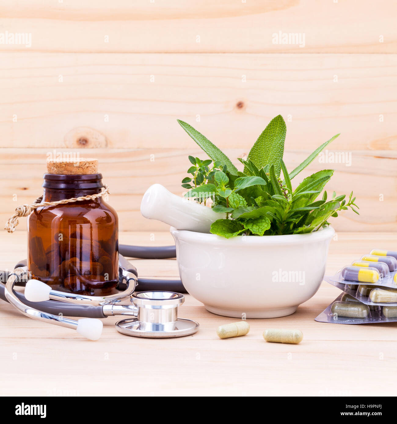 Capsule a base di erbe della medicina alternativa sana cura con stethos Foto Stock