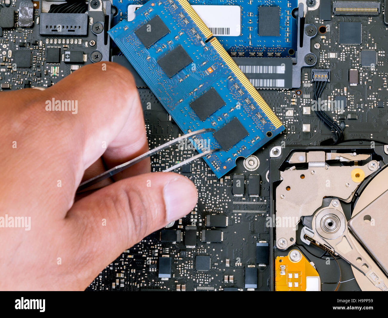 Supporto tecnico di parte di aggiornamento e fissaggio di laptop. Foto Stock