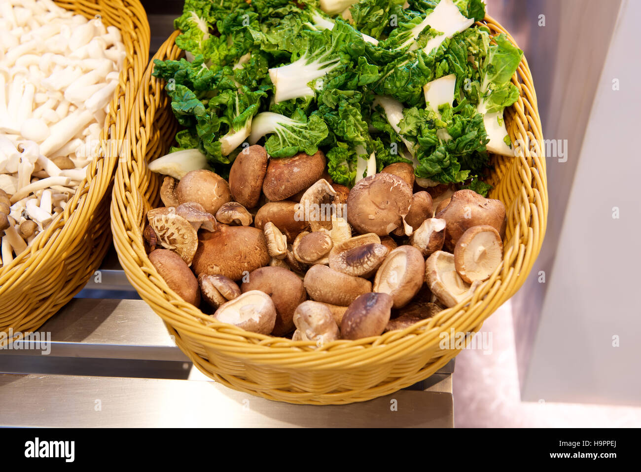 Vari tipi di funghi in un cestello Foto Stock