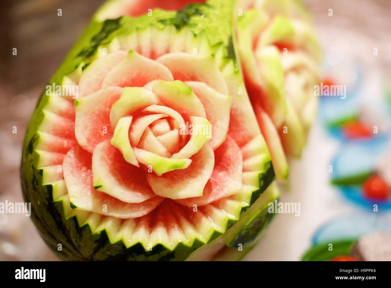 Fiore intagliato nell'anguria Foto Stock