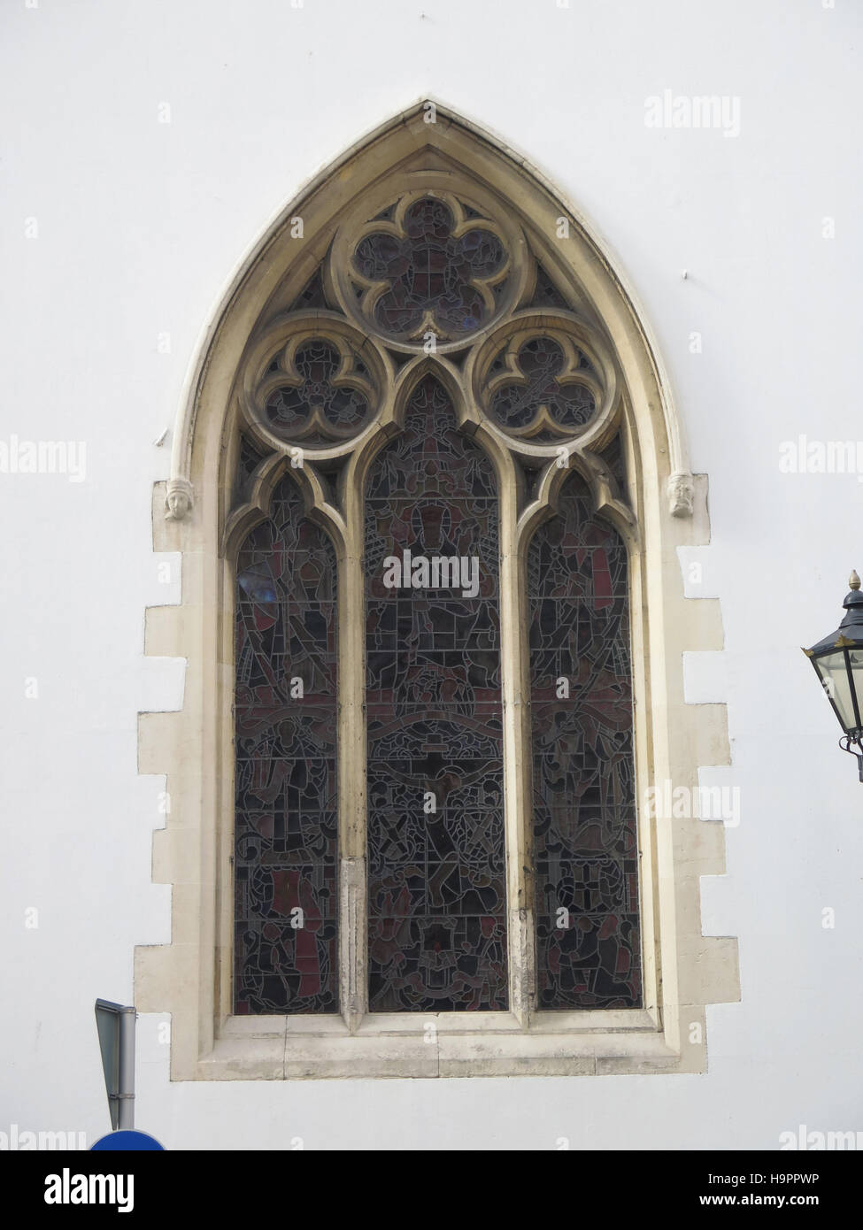 Arcuata di la finestra della Chiesa a Gibilterra dal centro città Foto Stock