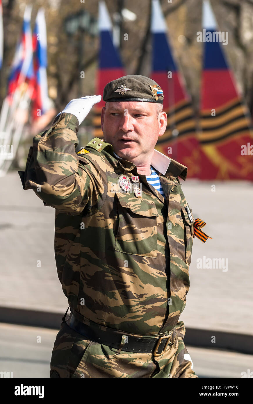 Esercito capitano saluta la vittoria sulla parata del giorno Foto Stock