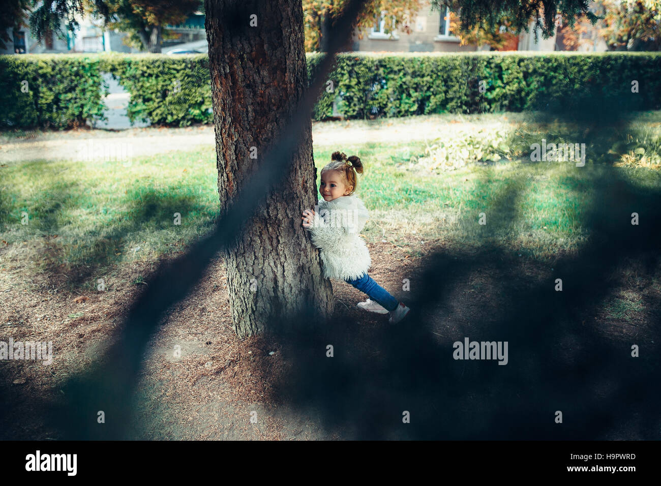 Carino bambina è giocare all'aperto Foto Stock