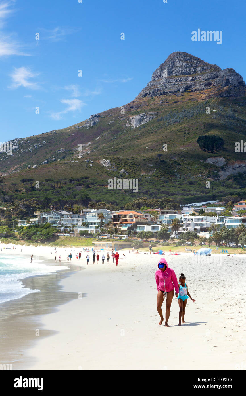 La popolazione locale di camminare sulla spiaggia, spiaggia di Camps Bay, Città del Capo, Sud Africa Foto Stock