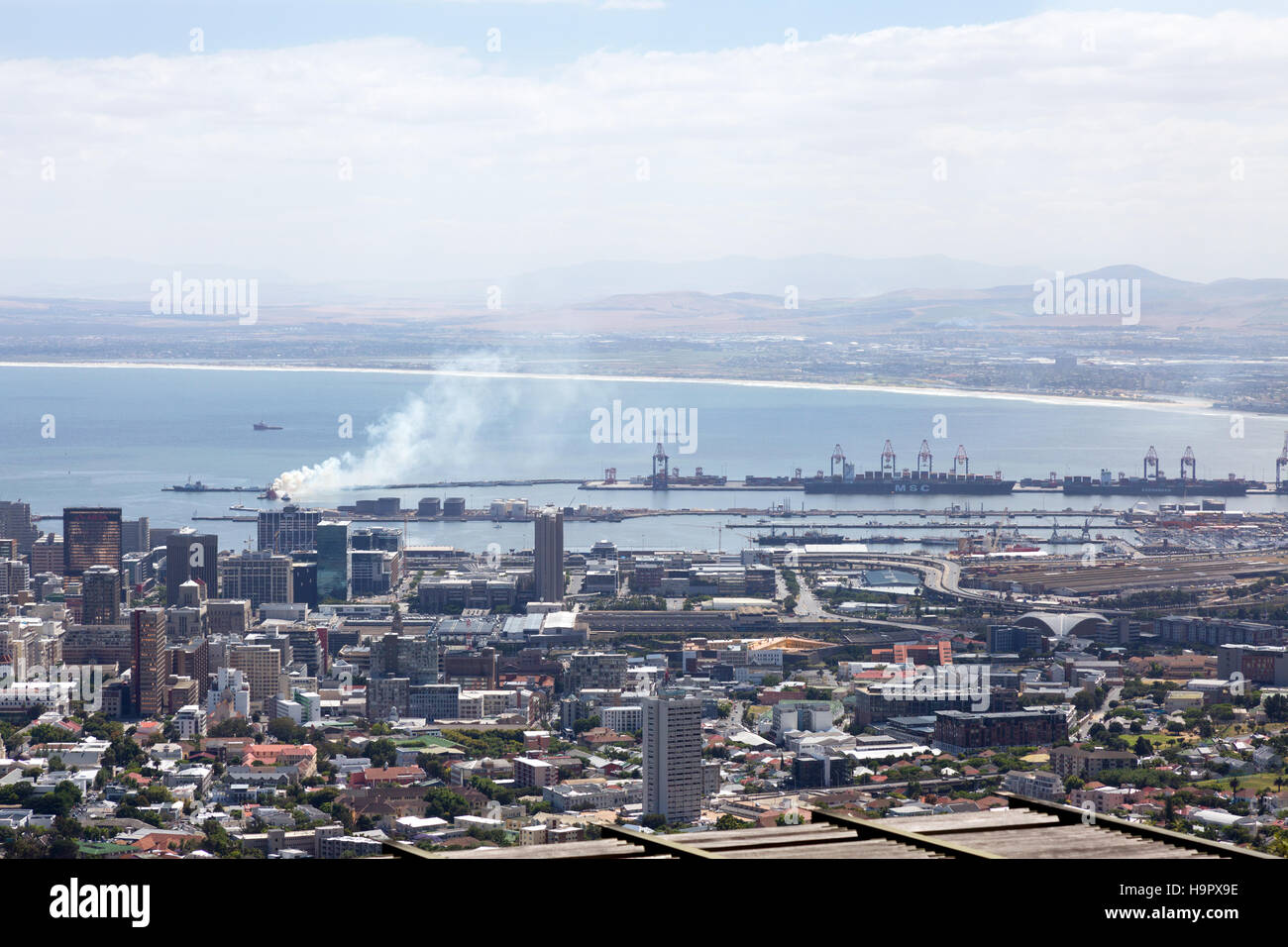 Sud Africa industria; di Città del Capo e Port area industriale visto da di Table Mountain e Cape Town, Sud Africa Foto Stock