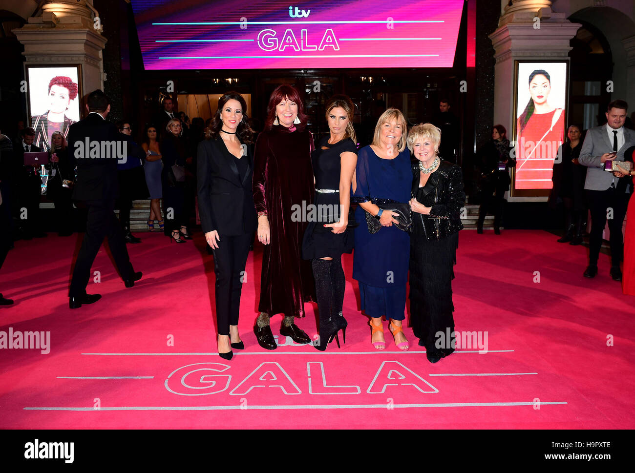 Andrea McLean, Janet Street Porter, Katie Price, Linda Robson e Gloria Hunniford frequentando il Gala di ITV al London Palladium. Foto Stock