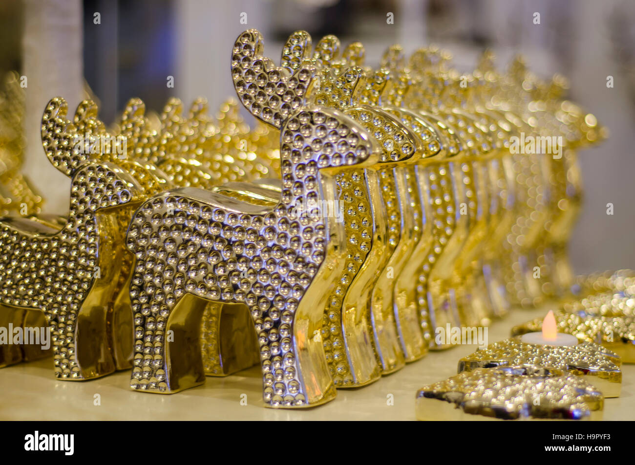 Capodanno giocattoli sono in attesa per i loro proprietari. Piccoli cervi Foto Stock
