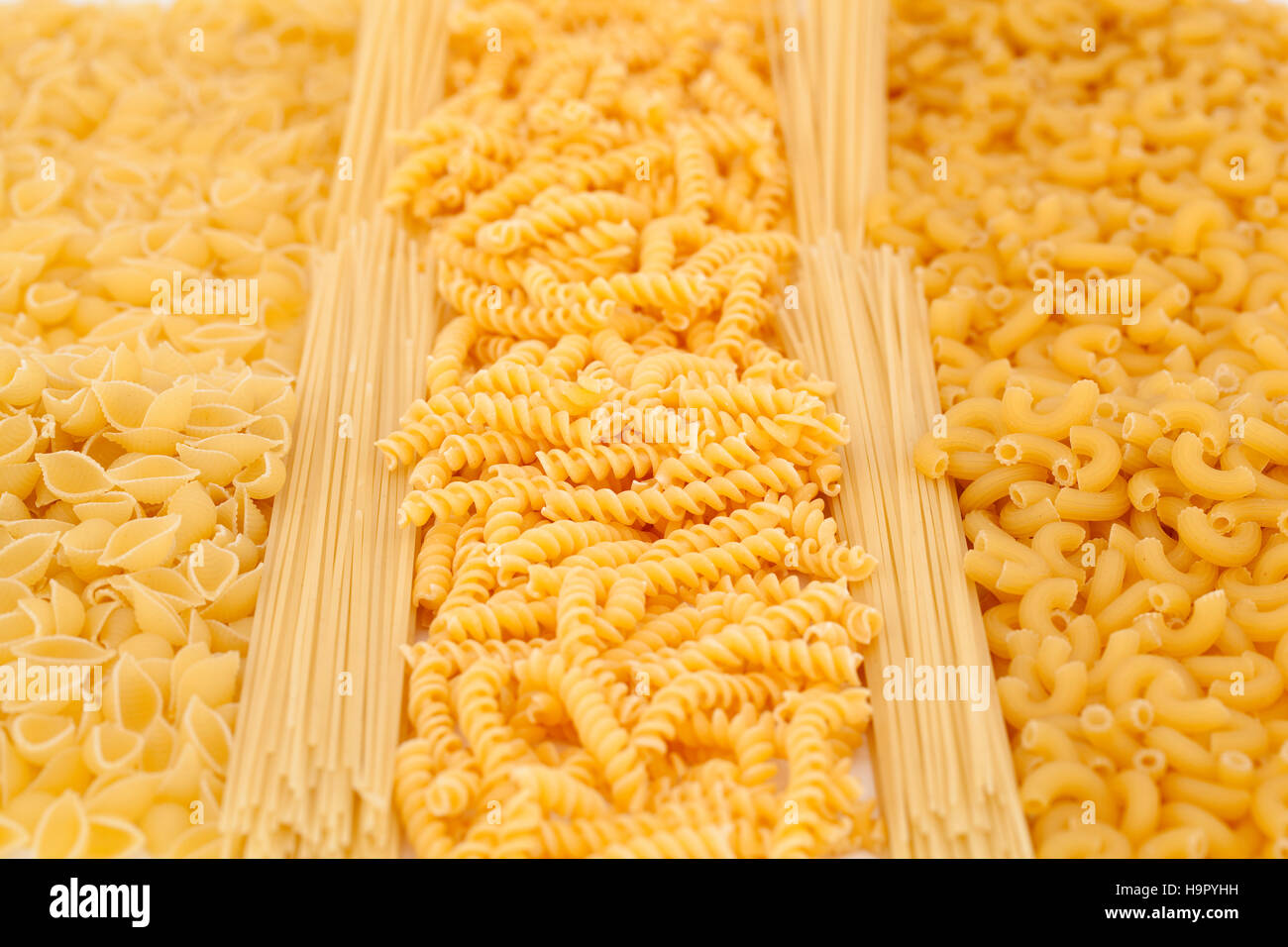 Diversi tipi di pasta come sfondo Foto Stock