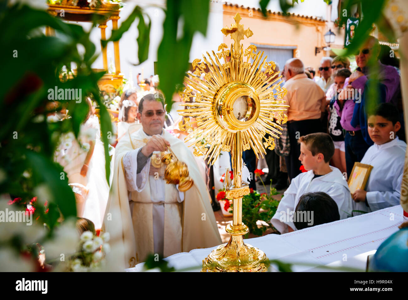 Il sacerdote e i bambini che hanno celebrato la Prima Comunione. Festa del Corpus Domini, Camuñas, Toledo, Castilla La Mancha, in Spagna Foto Stock