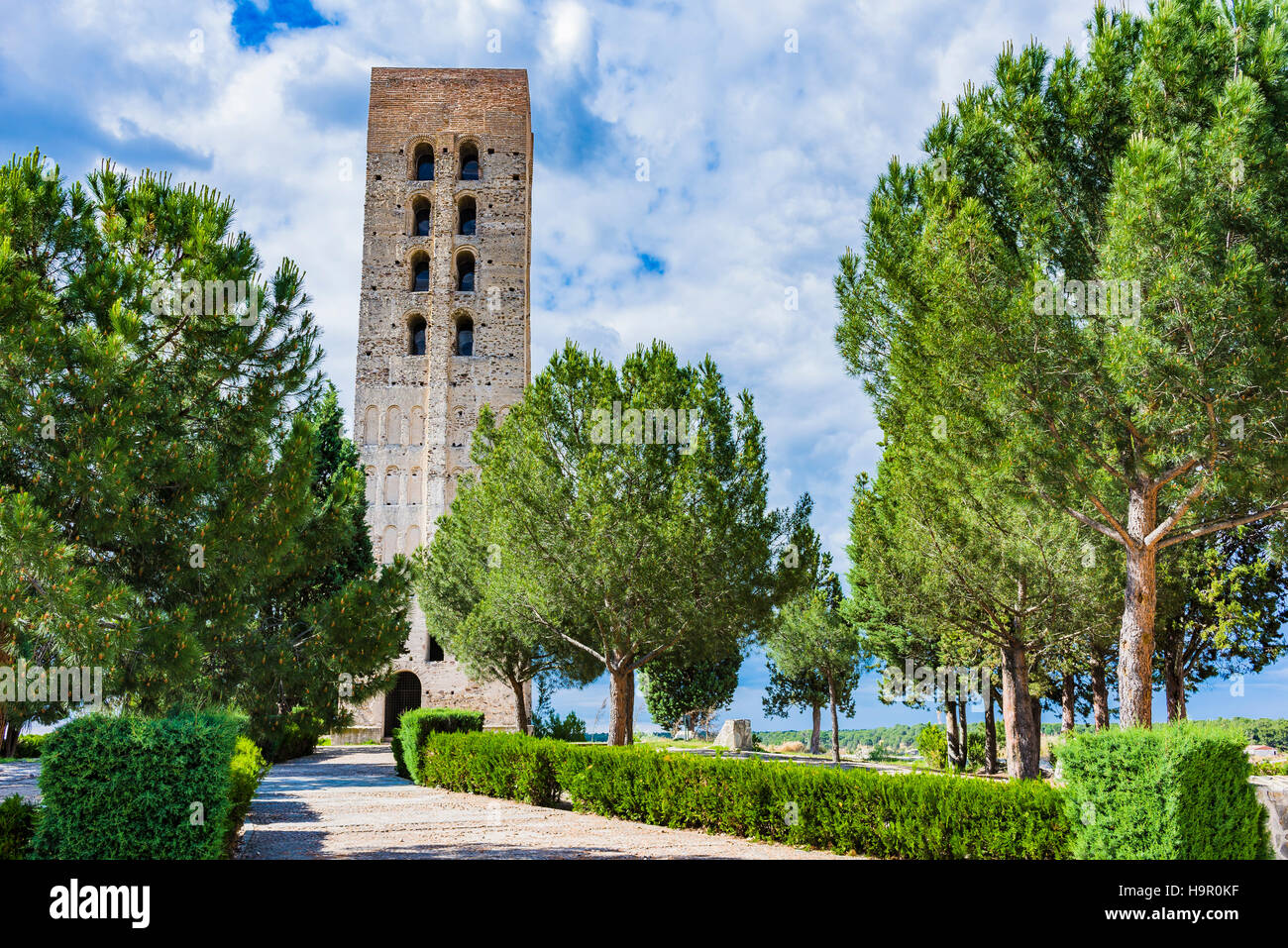 La torre di San Nicola sono i resti della vecchia chiesa. Coca, Segovia, Castilla y León, Spagna, Europa Foto Stock
