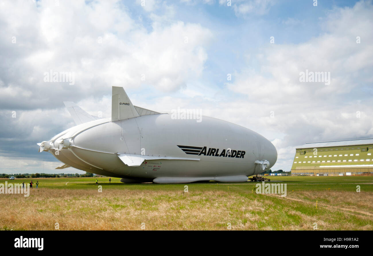 Mondi più grande aeromobile ibrido veicoli aria Airlander 10, viene preparato per il suo volo inaugurale da Cardington capannoni, Bedfordshire, England, Regno Unito Foto Stock