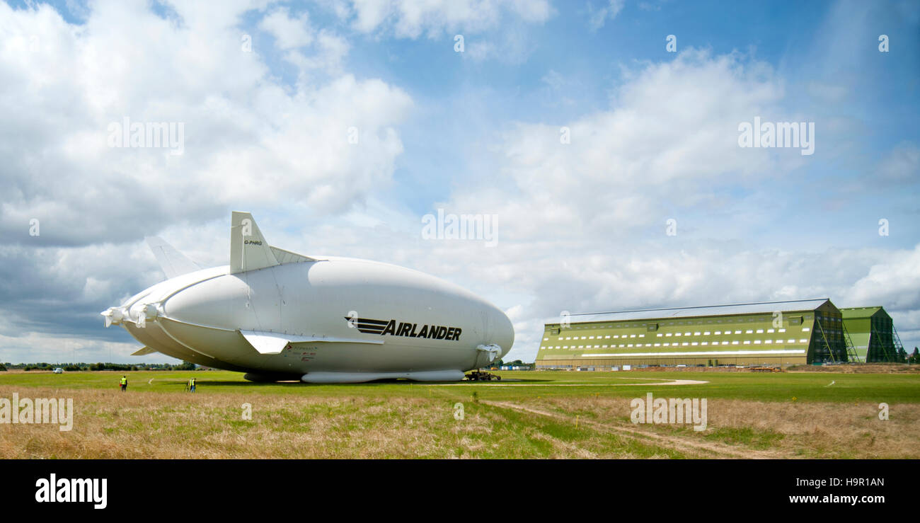 Mondi più grande aeromobile ibrido veicoli aria Airlander 10, viene preparato per il suo volo inaugurale da Cardington capannoni, Bedfordshire, England, Regno Unito Foto Stock