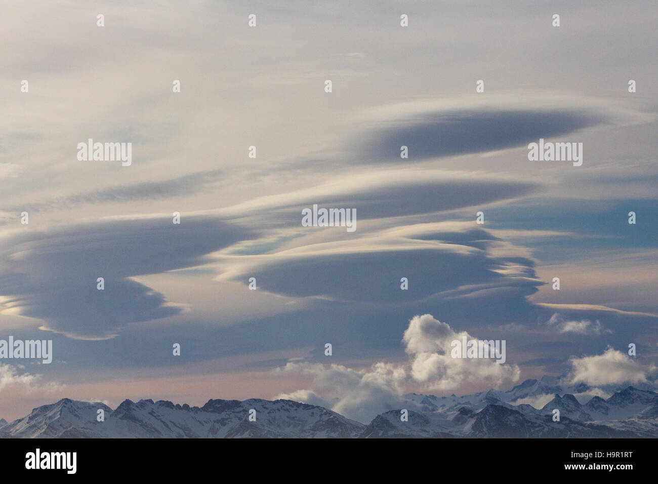 Nuvole lenticolari sopra Isola Georgia del Sud Foto Stock