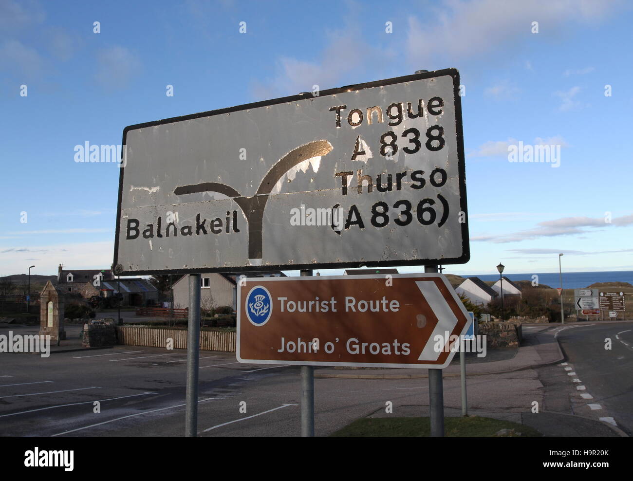Sign in Durness con itinerario turistico a John O'semole e semolini di firmare la Scozia marzo 2014 Foto Stock