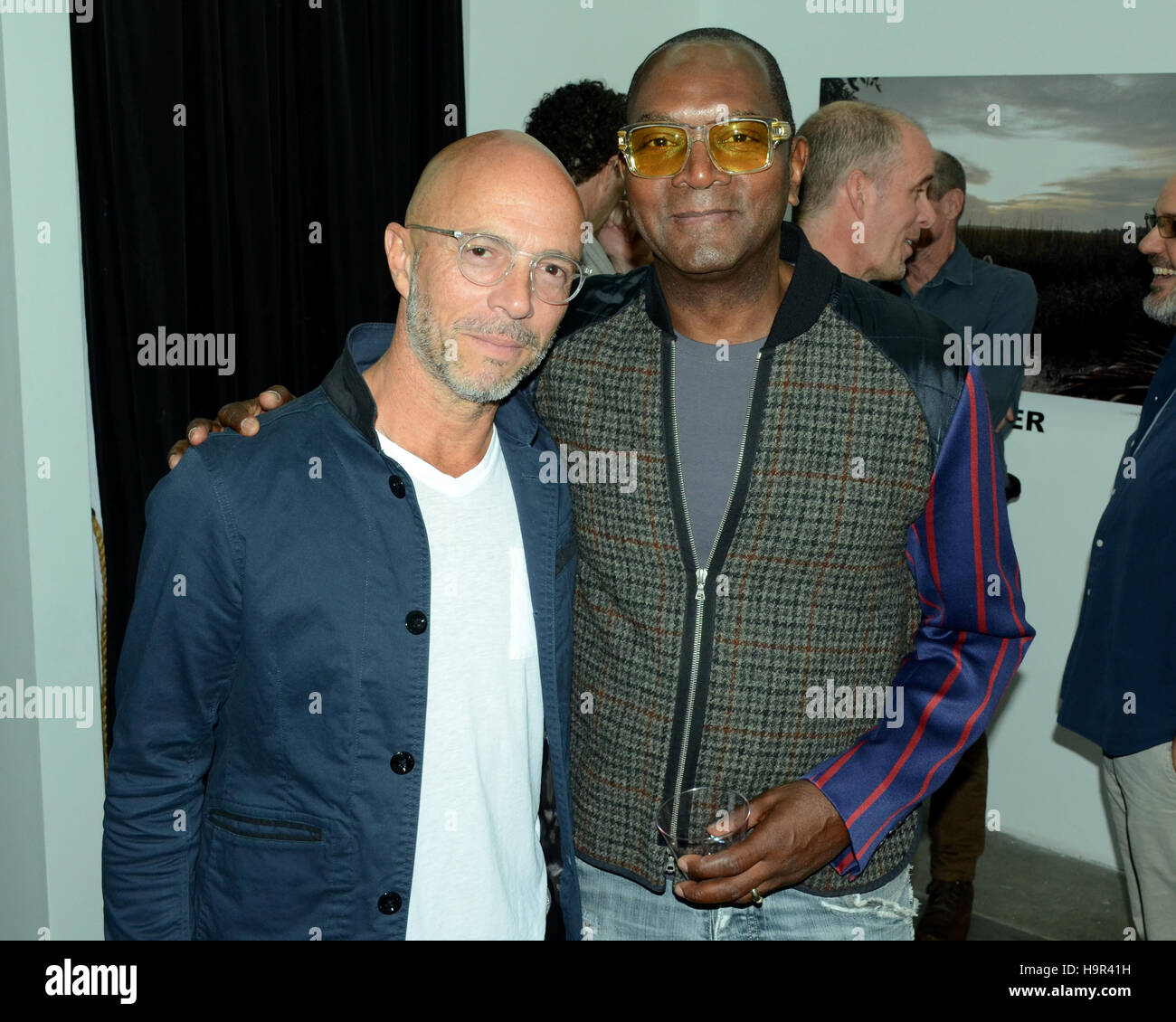 Pete nero e Dennis Morris al senno di poi è 30/40 Foto di gruppo apertura al Salon il 12 novembre 2016 in Culver City, California. Foto Stock