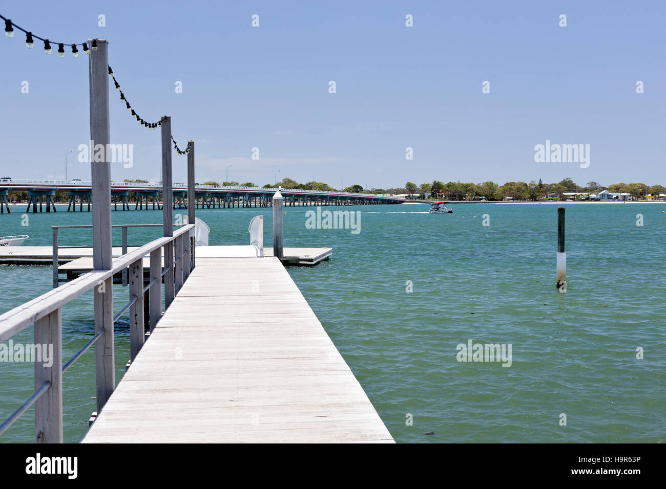 Vista di un nuovo molo di ricreazione e floating dock presso il Pumicestone passaggio vicino al ponte per l'isola Bribie, Queensland, Australia Foto Stock