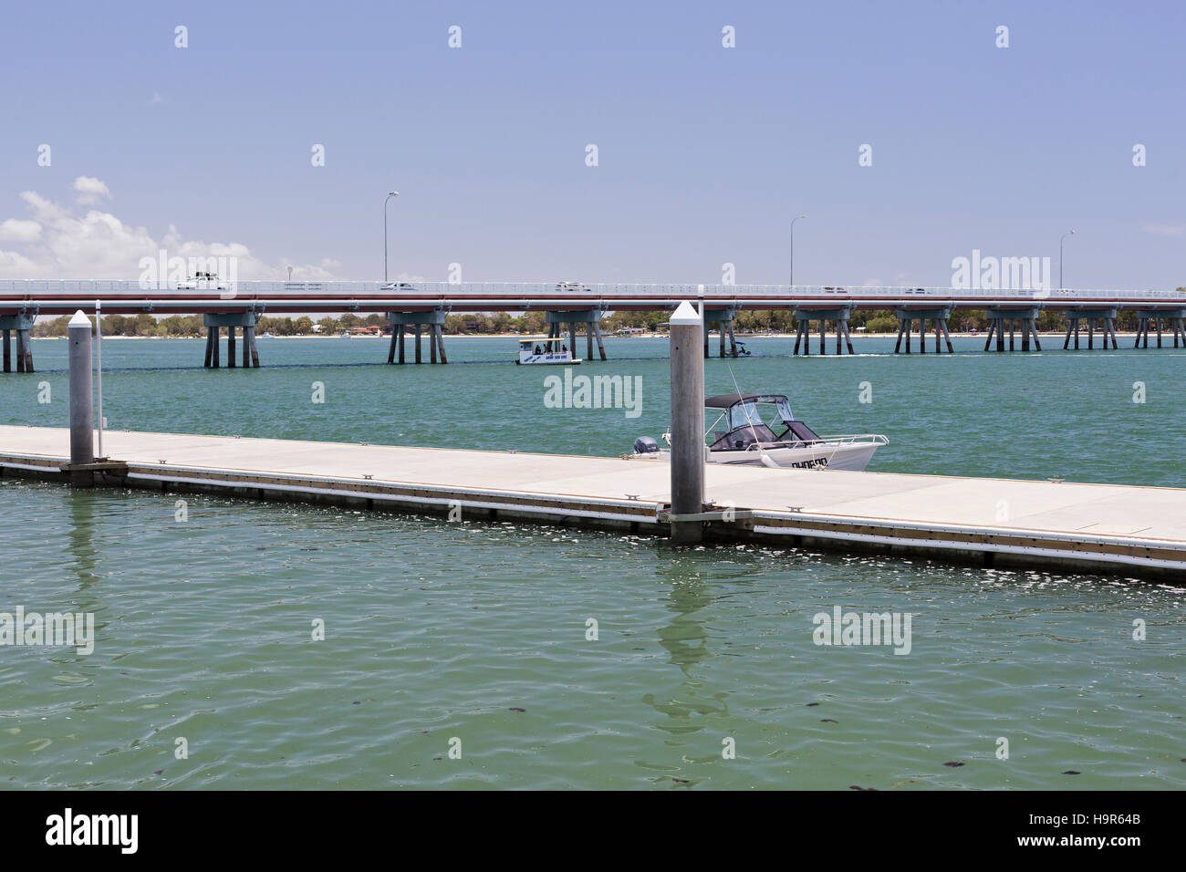 Vista di un nuovo molo di ricreazione e floating dock presso il Pumicestone passaggio vicino al ponte per l'isola Bribie, Queensland, Australia Foto Stock