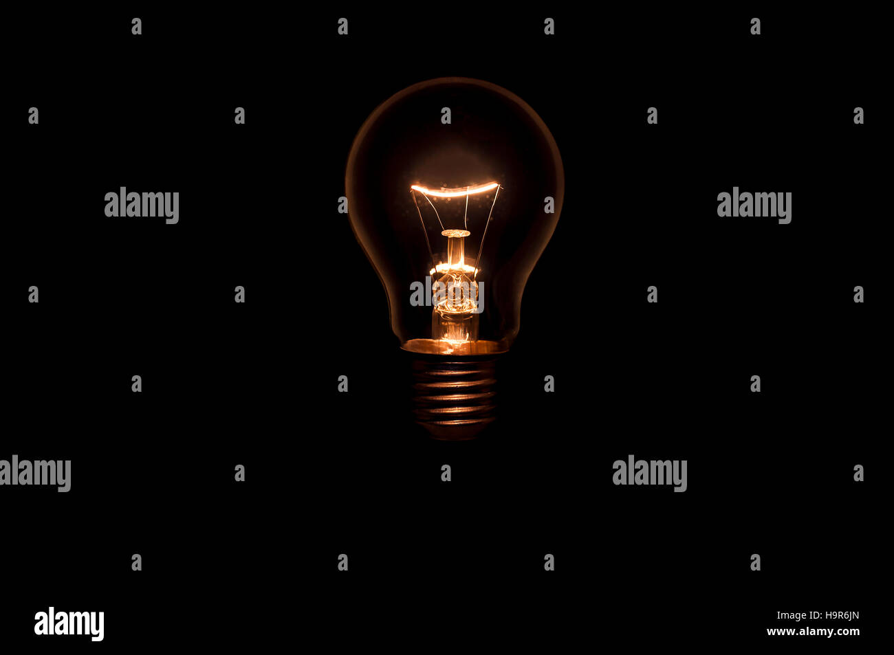 Luce al tungsteno lampadina senza cablaggio presa e su sfondo nero. Concetto di idea creativa. Foto Stock