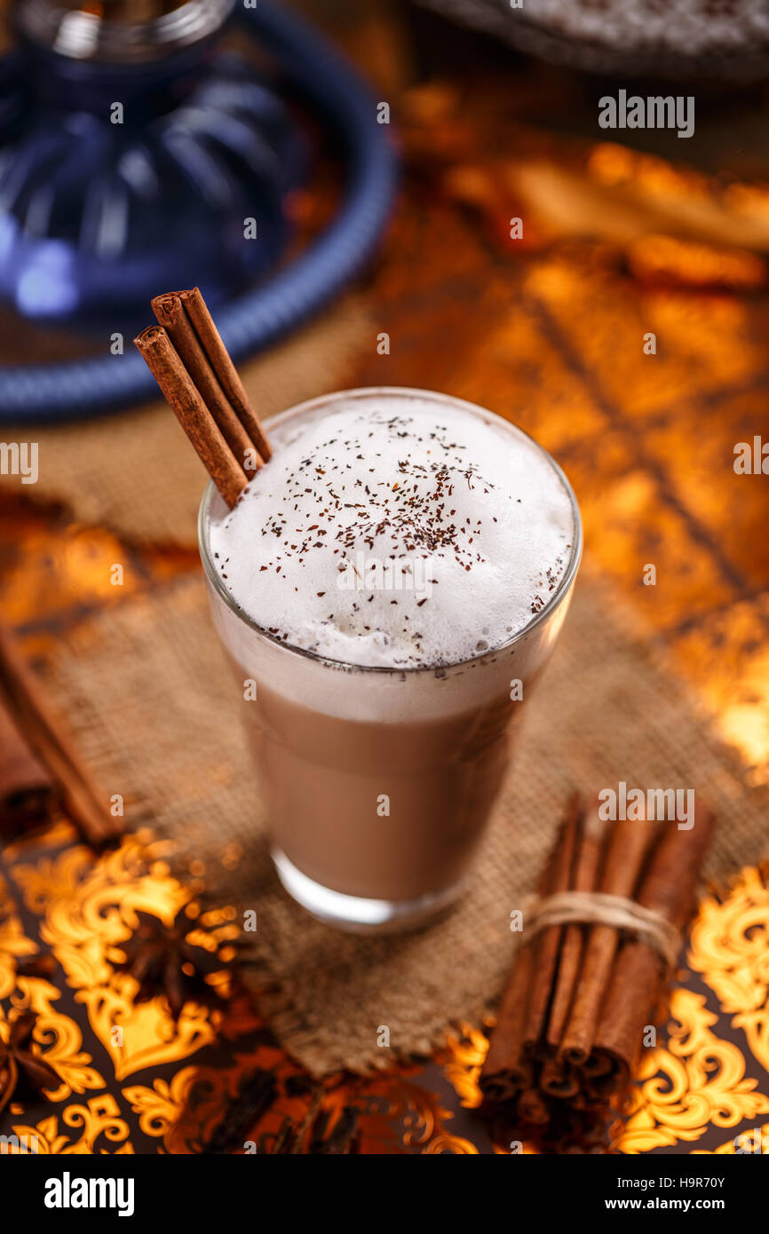 Chai latte, un nero speziato tè cinese miscelato con latte e spezie esotiche Foto Stock