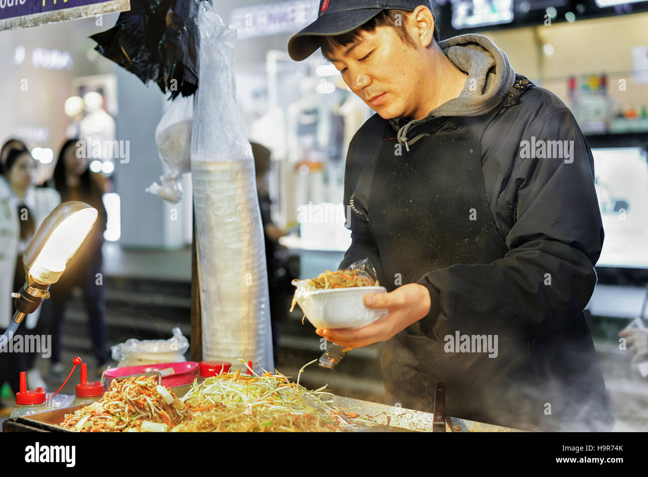 Seoul, Corea del Sud - 14 Marzo 2016: Venditore di noodle all a Myeongdong strada del mercato di Seoul, Corea del Sud Foto Stock