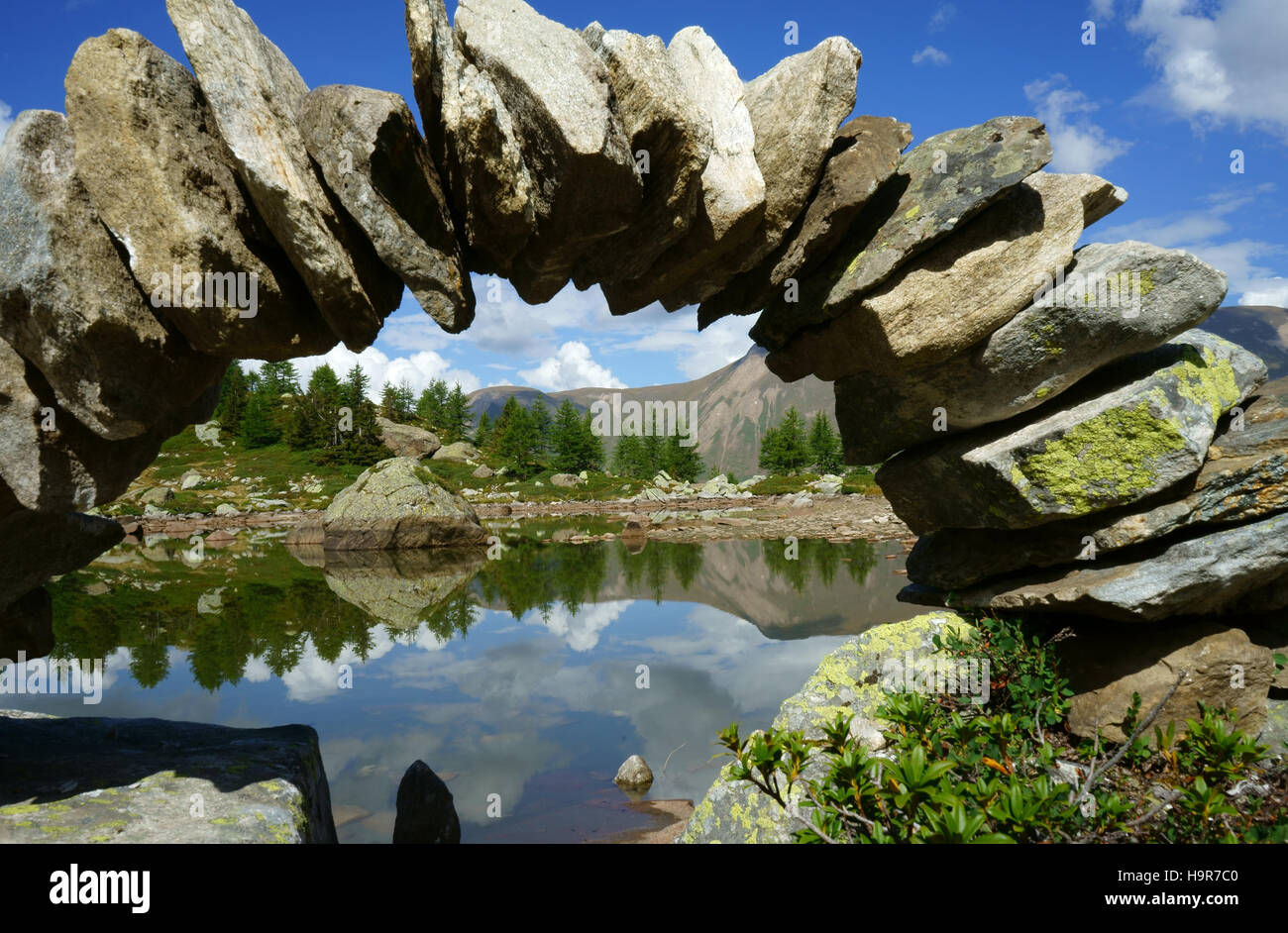 Arco costruito con pietre sulla Messersee, Binntal, Vallese, Svizzera Foto Stock
