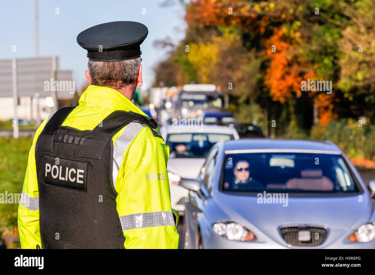 Belfast, Irlanda del Nord. 24 nov 2016 - UN PSNI officer controlla il traffico come veicoli approccio. Credito: Stephen Barnes/Alamy Live News Foto Stock