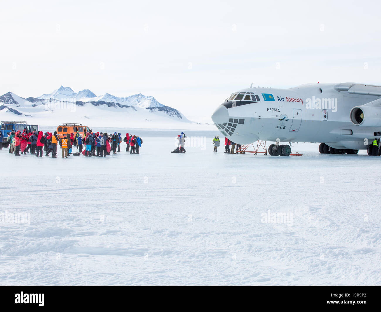 Un iLuyshin terre aeromobili alla base del ghiacciaio in Antartide con guide di scorrimento per il 2016 MARATONA DI GHIACCIO Foto Stock