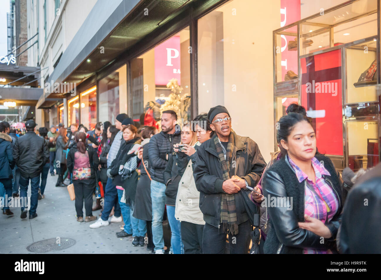 New York, Stati Uniti d'America. 24 Novembre, 2016. Gli amanti dello shopping in attesa di Macy's in Herald Square a New York per aprire il Giorno del Ringraziamento, giovedì, 24 novembre 2016. Macy's sarà l'apertura a 5PM con loro Venerdì nero occasioni. Credito: Richard B. Levine/Alamy Live News Foto Stock