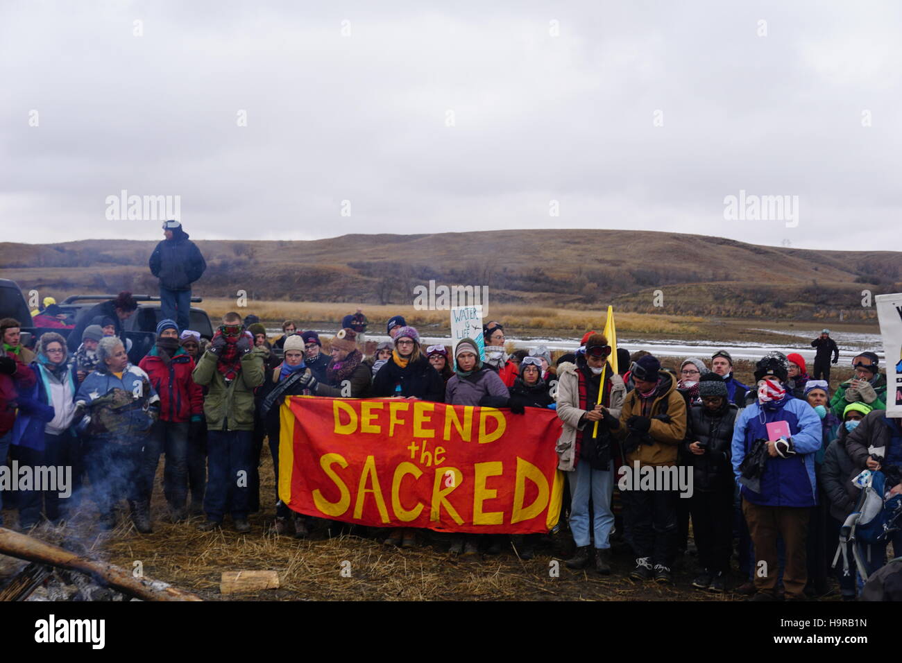 Palla di cannone, il Dakota del Nord, Stati Uniti d'America. 24 Novembre, 2016. Protezioni dell'acqua continua a resistere a pipeline, il Dakota del Nord, STATI UNITI D'AMERICA Credito: Eddie Lyubchenko/Alamy Live News Foto Stock