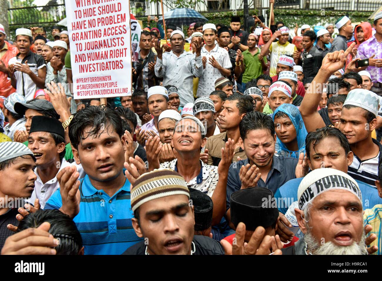 Kuala Lumpur, Malesia. 25 Nov, 2016. Circa cinquecento di Rohingya profughi musulmani gridare slogan durante una manifestazione di protesta contro la persecuzione dei Rohingya musulmani in Myanmar, vicino al Myanmar ambasciata a Kuala Lumpur il 25 novembre 2016. Credito: Chris JUNG/Alamy Live News Foto Stock