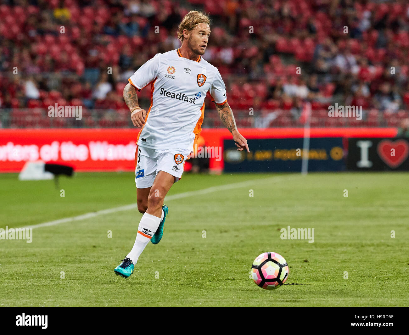 Giacobbe il pepe di Brisbane Roar corre e cerca una opportunità di attraversare la palla. Round 8: A-League match tra il Western Sydney Wanderers FC e il Brisbane Roar FC a immacolato Stadium il 25 novembre 2016 a Sydney, Australia. (Foto: Andrew Smith/Regno di immagini) Foto Stock