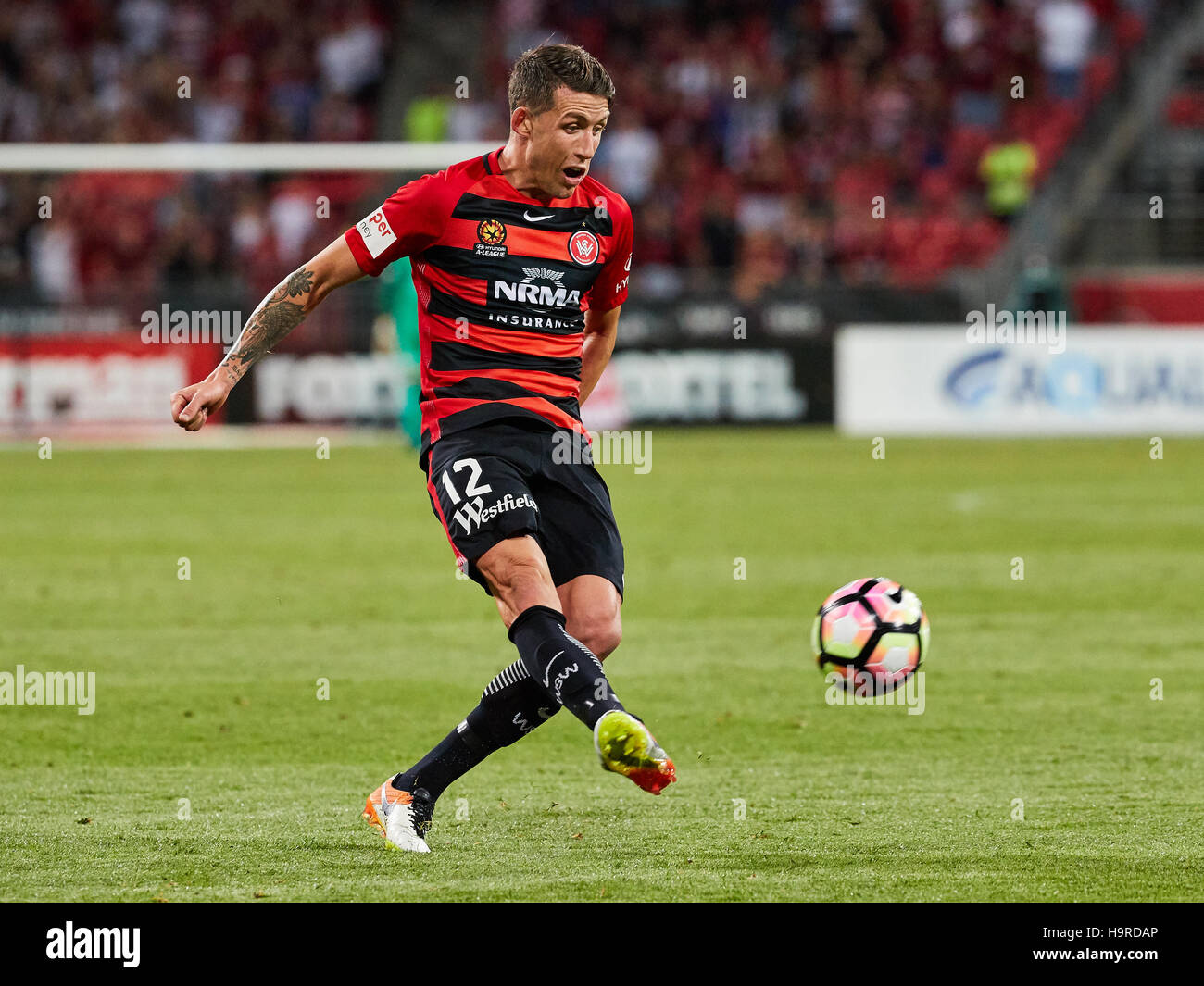 Scott Neville del Western Sydney Wanderers corre e attraversa il calcio. Round 8: A-League match tra il Western Sydney Wanderers FC e il Brisbane Roar FC a immacolato Stadium il 25 novembre 2016 a Sydney, Australia. (Foto: Andrew Smith/Regno di immagini) Foto Stock