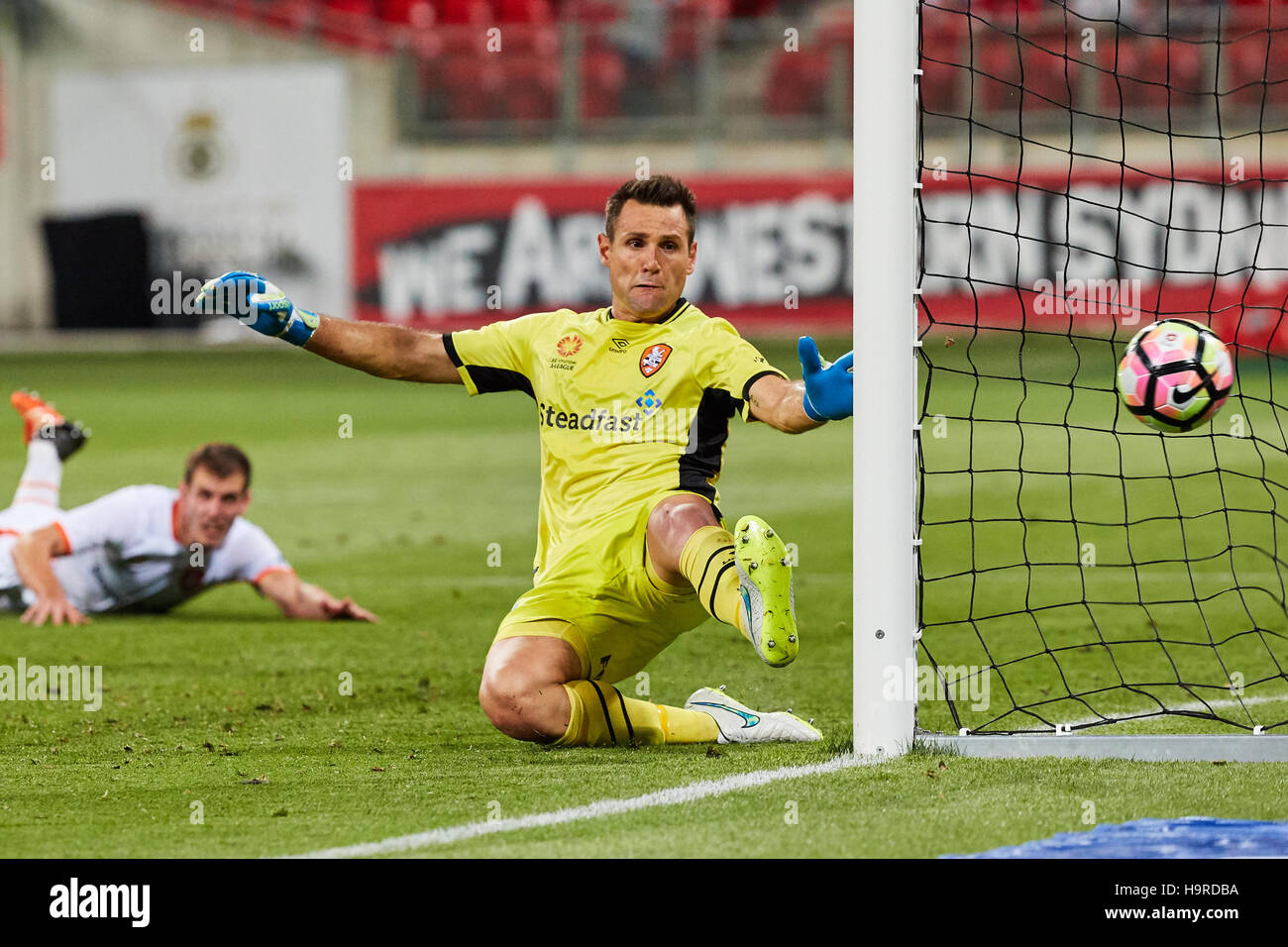 Una chiamata di chiusura per Brisbane Roar portiere, Michael Theo. Round 8: A-League match tra il Western Sydney Wanderers FC e il Brisbane Roar FC a immacolato Stadium il 25 novembre 2016 a Sydney, Australia. (Foto: Andrew Smith/Regno di immagini) Foto Stock