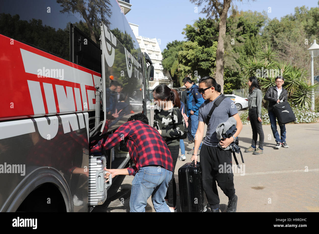Ramat Gan, Israele. 25 Nov, 2016. Studenti Cinesi caricare i bagagli durante una evacuazione in Ramat Gan, Israele, su nov. 25, 2016. Un totale di 159 studenti cinesi minacciato da bushfires che rabbia in Israele sono stati evacuati dalla ambasciata cinese in Israele il venerdì. © Guo Yu/Xinhua/Alamy Live News Foto Stock