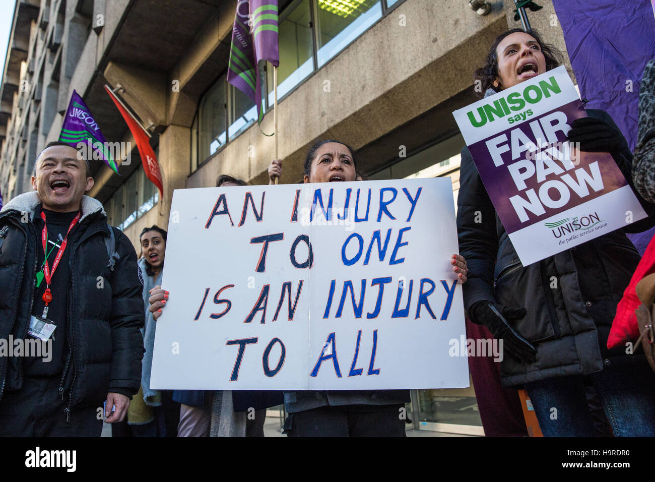 Londra, Regno Unito. 25 Novembre, 2016. Sindacalisti e studenti protestano a sostegno di Unison ai membri che lavorano per la pulizia di contraente Servest al Kings College di Londra che sono attualmente oggetto di controversia con Servest in merito ai livelli di organico e carichi di lavoro. Credito: Mark Kerrison/Alamy Live News Foto Stock