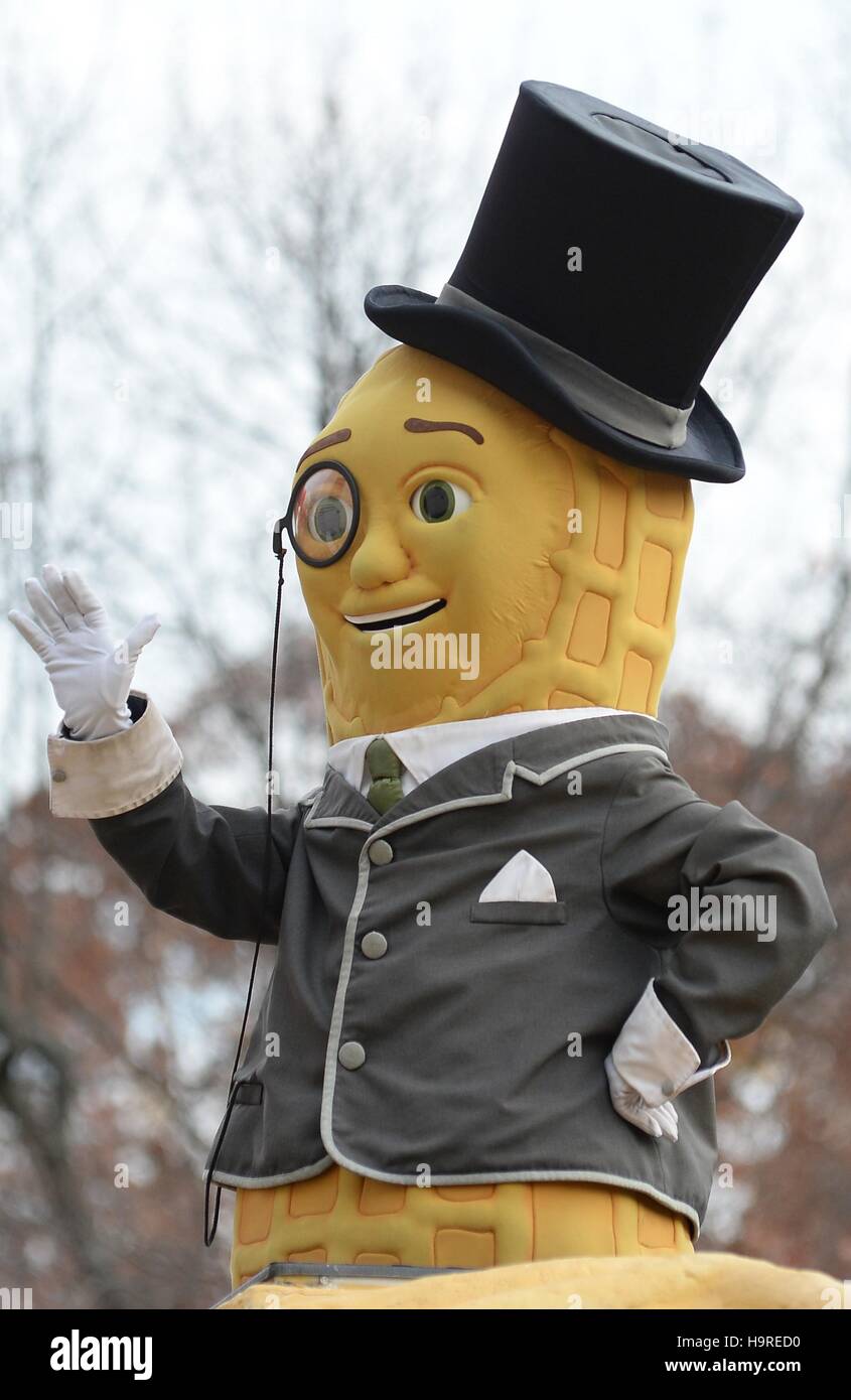 New York, NY, STATI UNITI D'AMERICA. 24 Novembre, 2016. Signor Nocciolina di presenze per Macy's Thanksgiving Day Parade 2016, New York, NY Novembre 24, 2016. Credito: Kristin Callahan/Everett raccolta/Alamy Live News Foto Stock